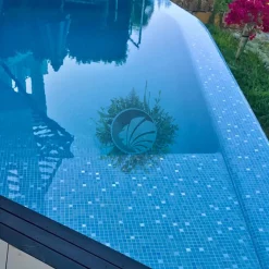 piscine mosaïque mix bleu phosphorescente jour