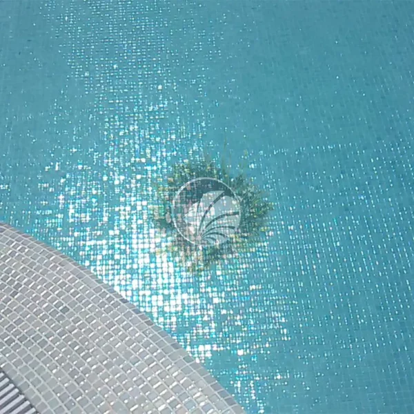 De la mosaïque piscine nacrée pour un effet de clarté