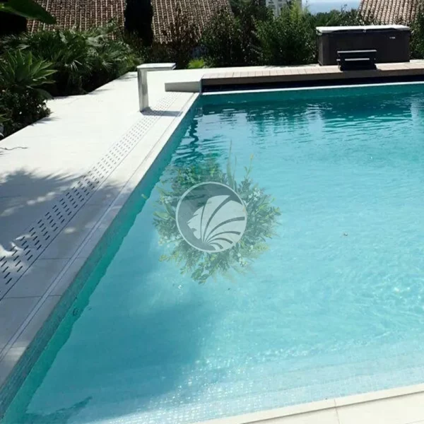 La beauté intemporelle de la mosaïque piscine nacrée