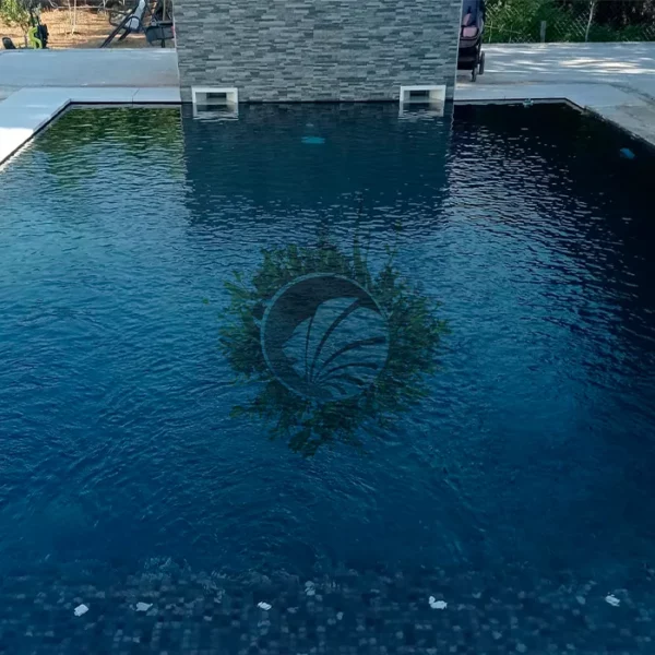 Une piscine mosaïque noir pour de la profondeur