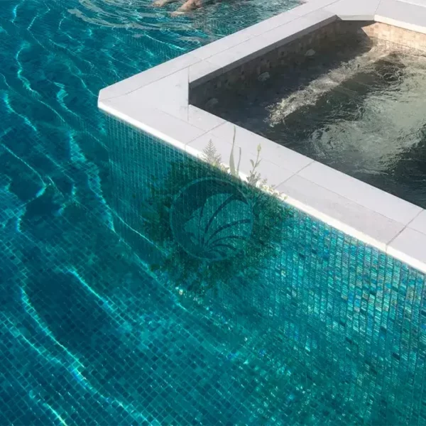 La mosaïque piscine nacrée, pour une alliance entre design et résistance
