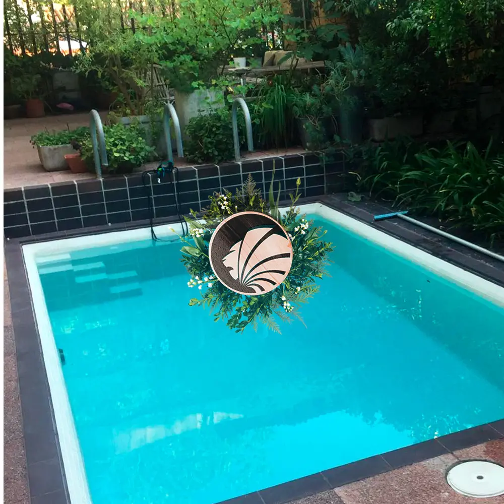 Petite piscine dans un patio intérieur, réalisée avec une mosaïque beige clair