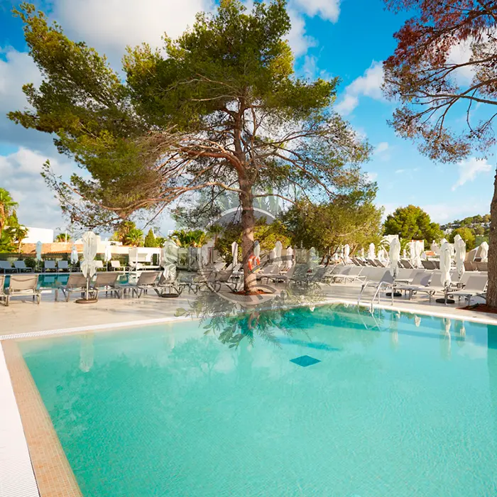 Piscine revêtue de mosaïque beige à l’intérieur et sur les bords