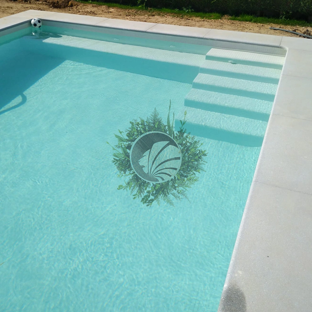 Piscine entièrement blanche revêtue de carrelage mosaïque