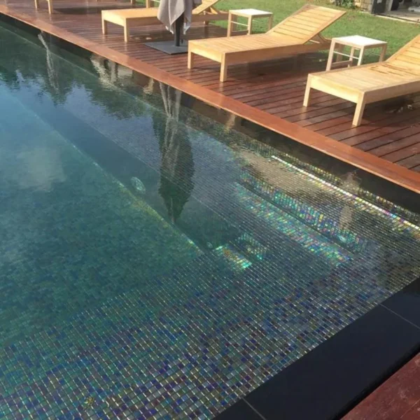 Démarquez-vous à l´aide de la mosaïque piscine nacrée foncée