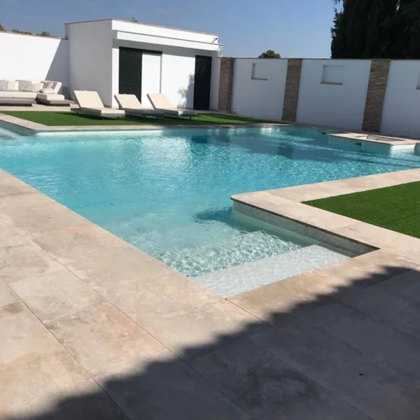 De la mosaïque piscine nacrée pour un effet sophistiqué