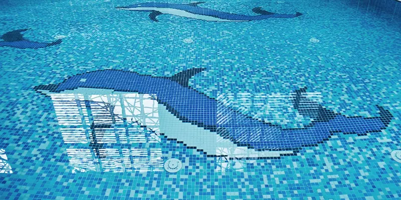 Motifs aquatiques au fond d’une piscine réalisés en carrelage mosaïque